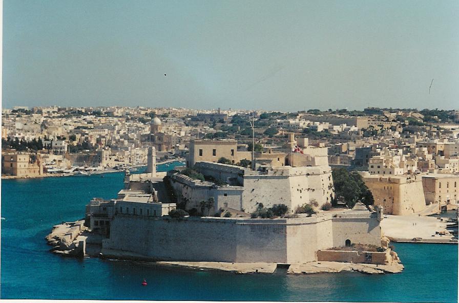 Malta-Fortress.jpg (88043 bytes)